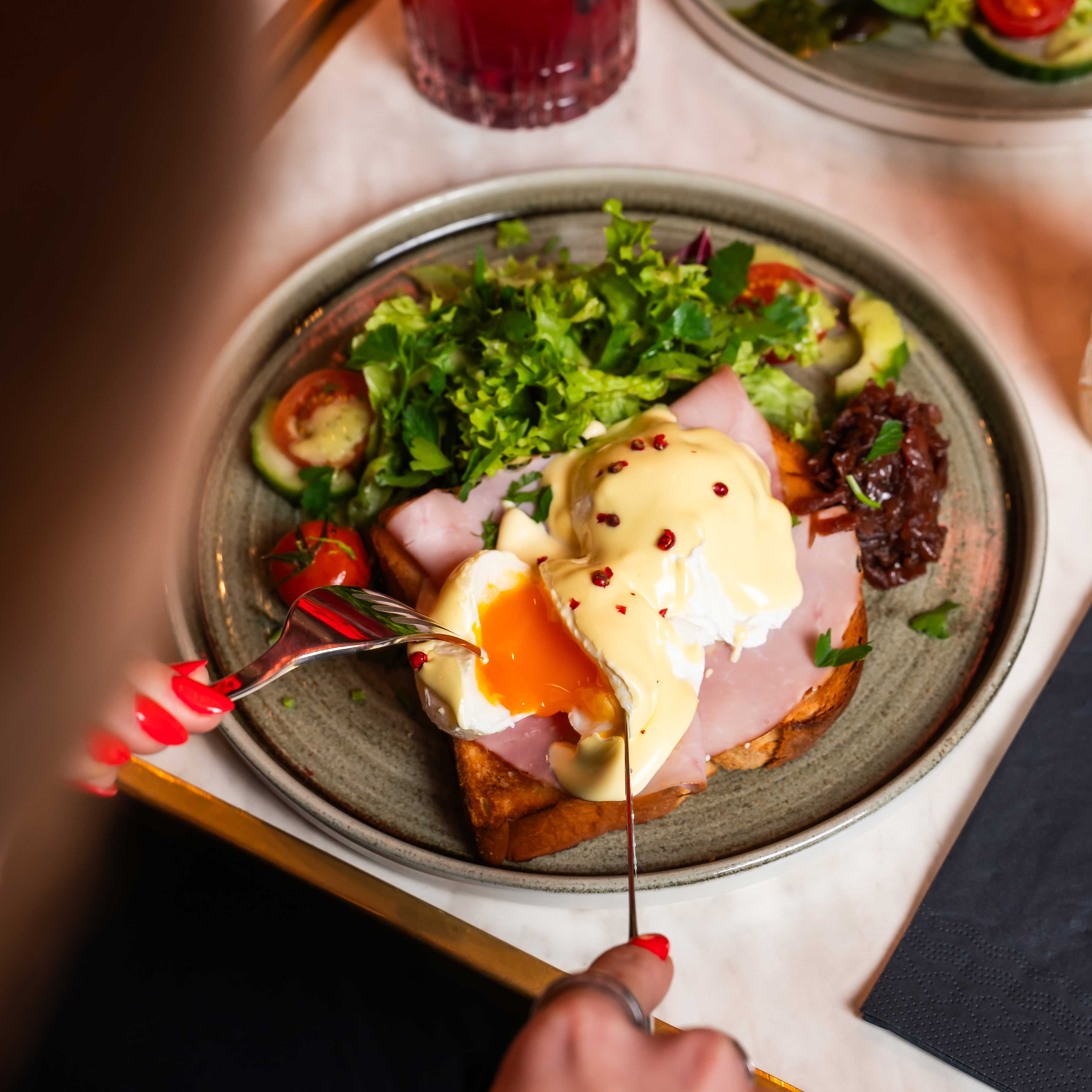 ST. LOUIS Breakfast | EGGS BENEDICT